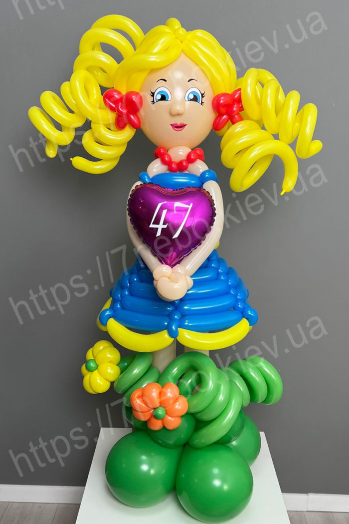 Кукла с сердечком из воздушных шариков