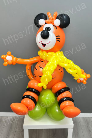 Тигр на полянке из воздушных шариков